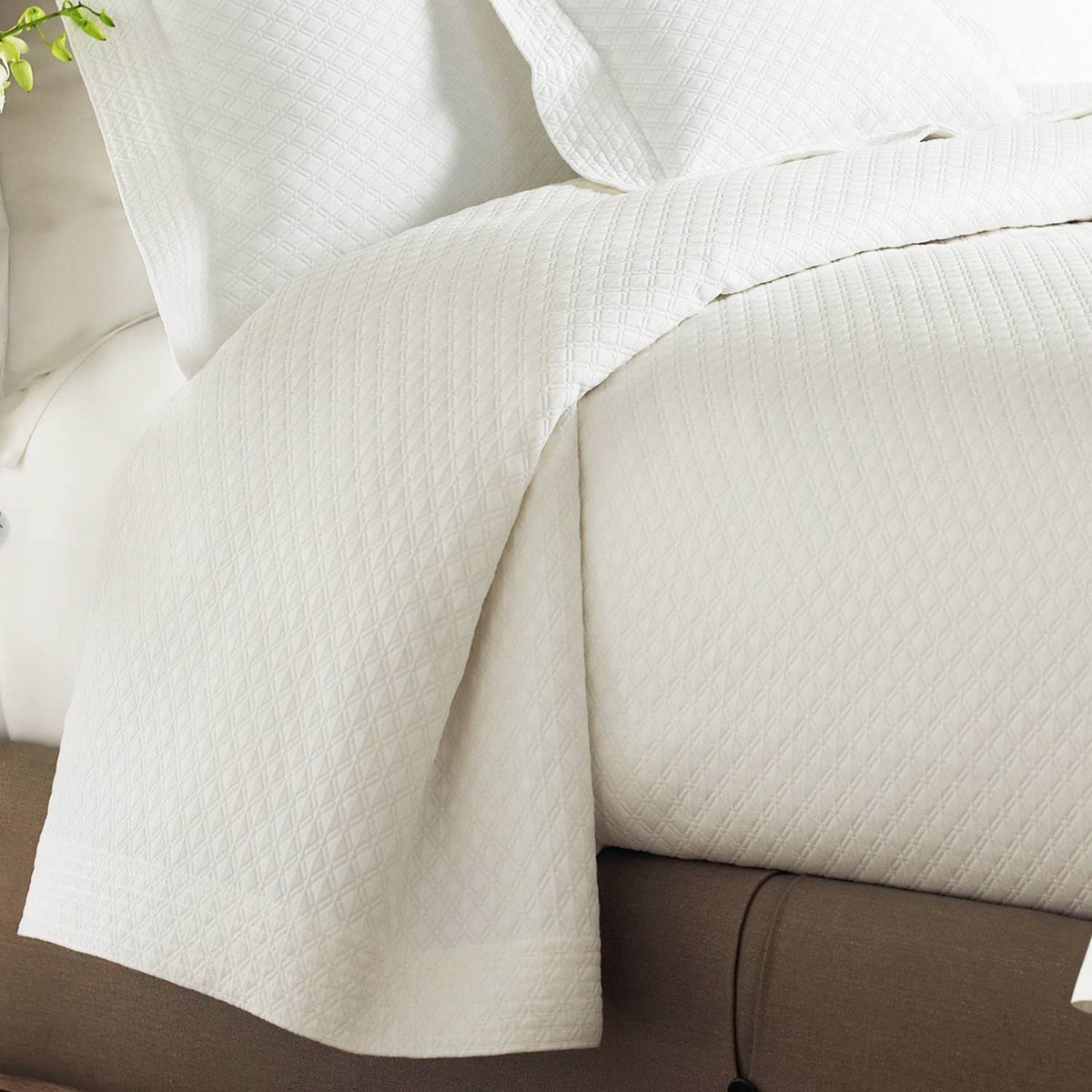 White Queen Coverlet E289
