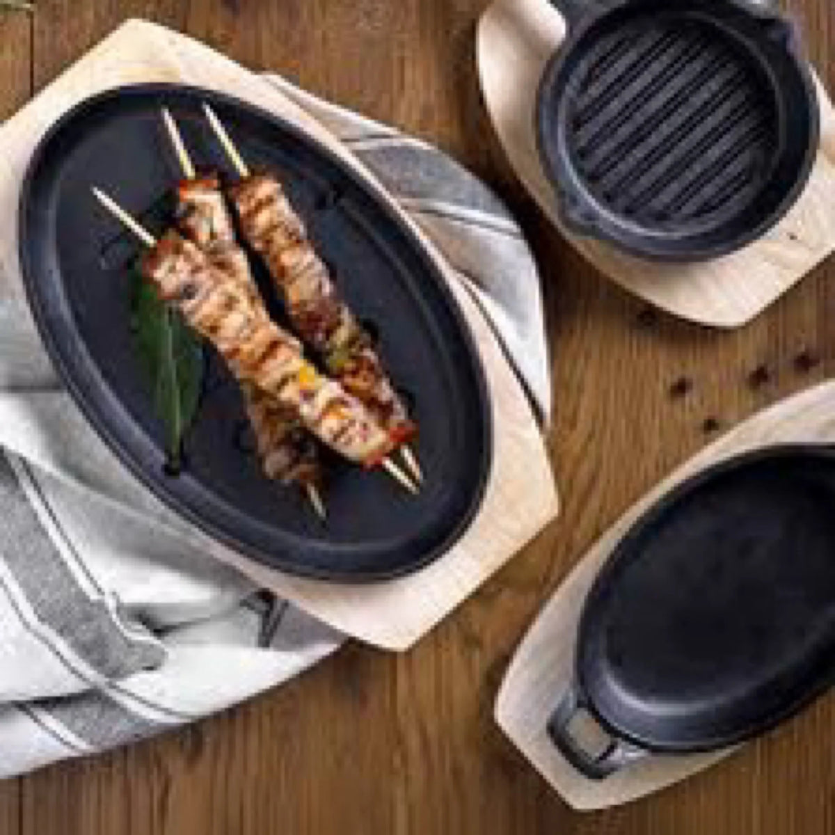 Cast Iron Oval Frying Pan with Beech Trivet 27x17cm I326572